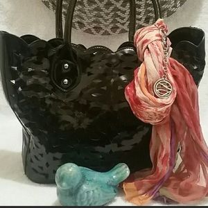 🌷Black Patent Leatherette perforated bag